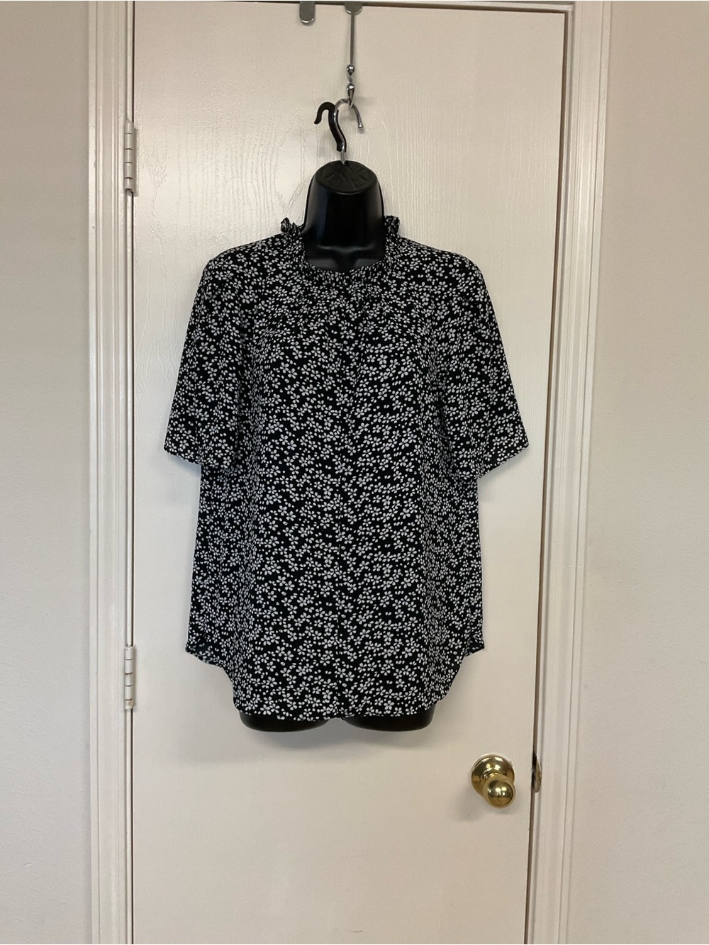 Tahari Black and White Floral Short-Sleeve Blouse
